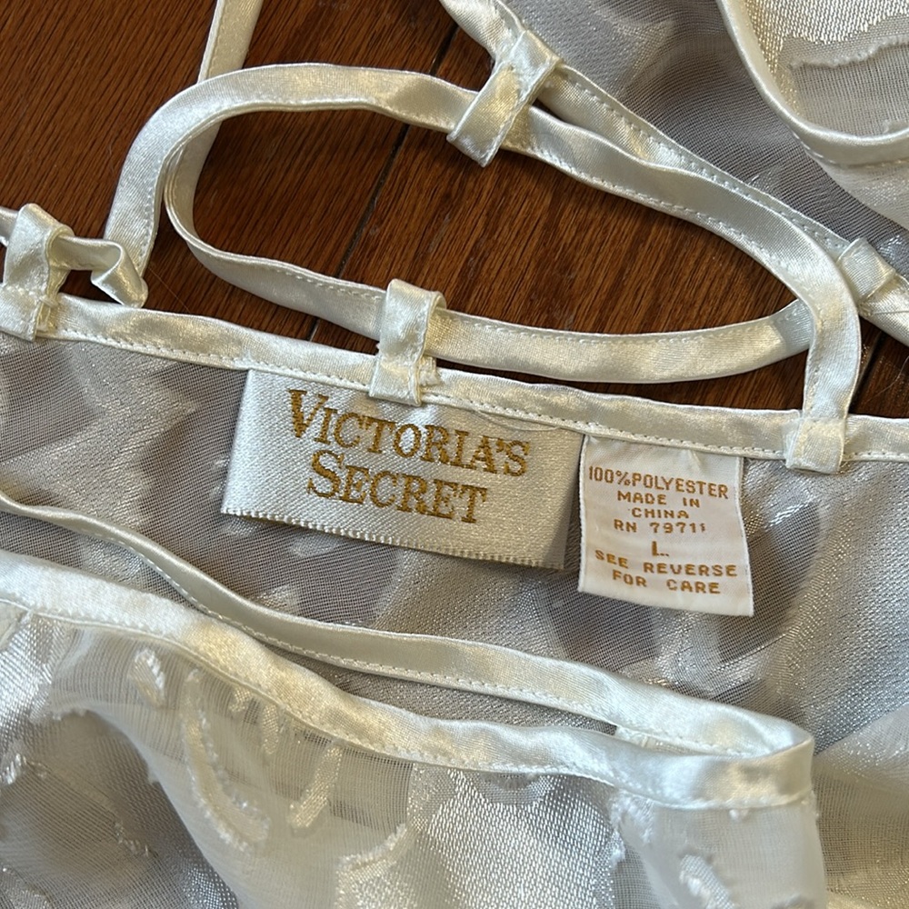 Victoria’s Secret Elegant White Floral Lace Teddy - Picture 4 of 8